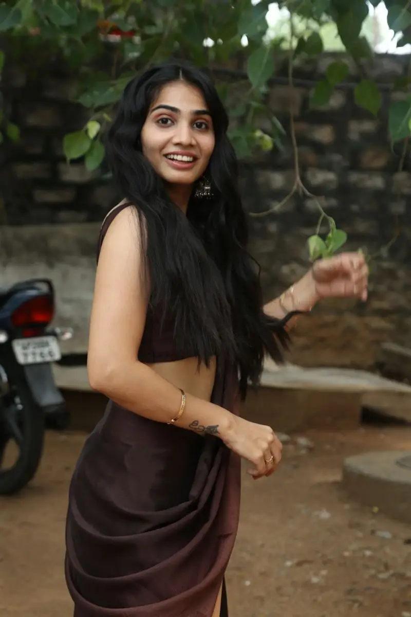 TELUGU GIRL SHAGNASRI VENUN IN MAROON SAREE 7